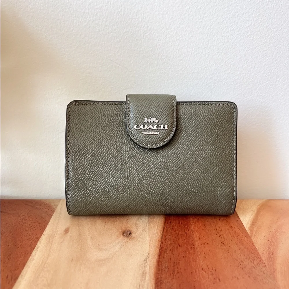 ❌SOLD❌COACH MEDIUM LEATHER CORNER ZIP WALLET